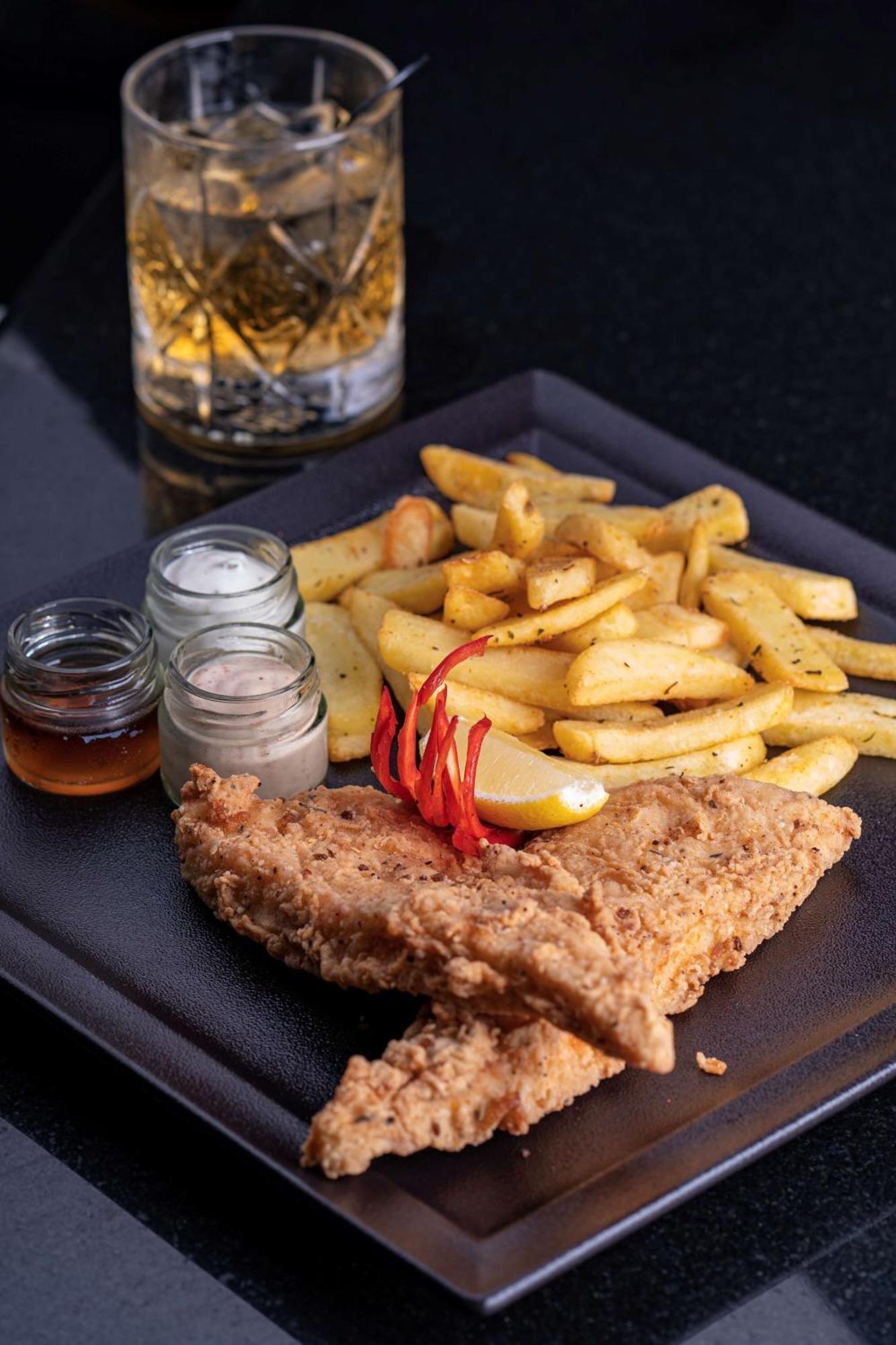 Radisson Blu Hotel & Resort, Sohar Ngoại thất bức ảnh Schnitzel with chips
