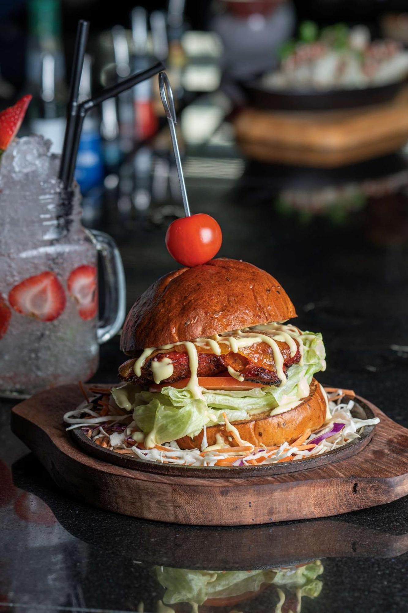 Radisson Blu Hotel & Resort, Sohar Ngoại thất bức ảnh A burger