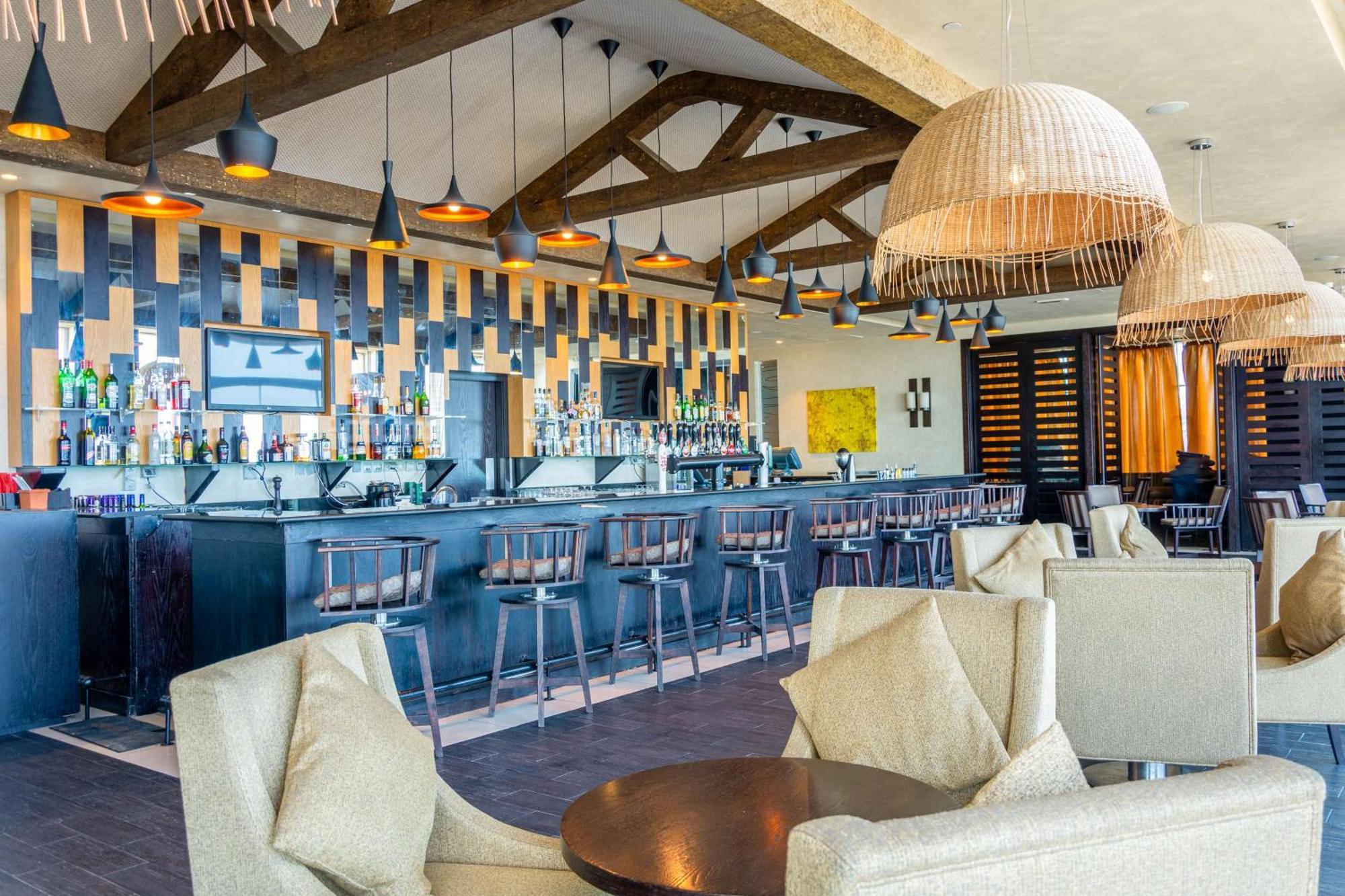 Radisson Blu Hotel & Resort, Sohar Ngoại thất bức ảnh The bar at the Sky Bar