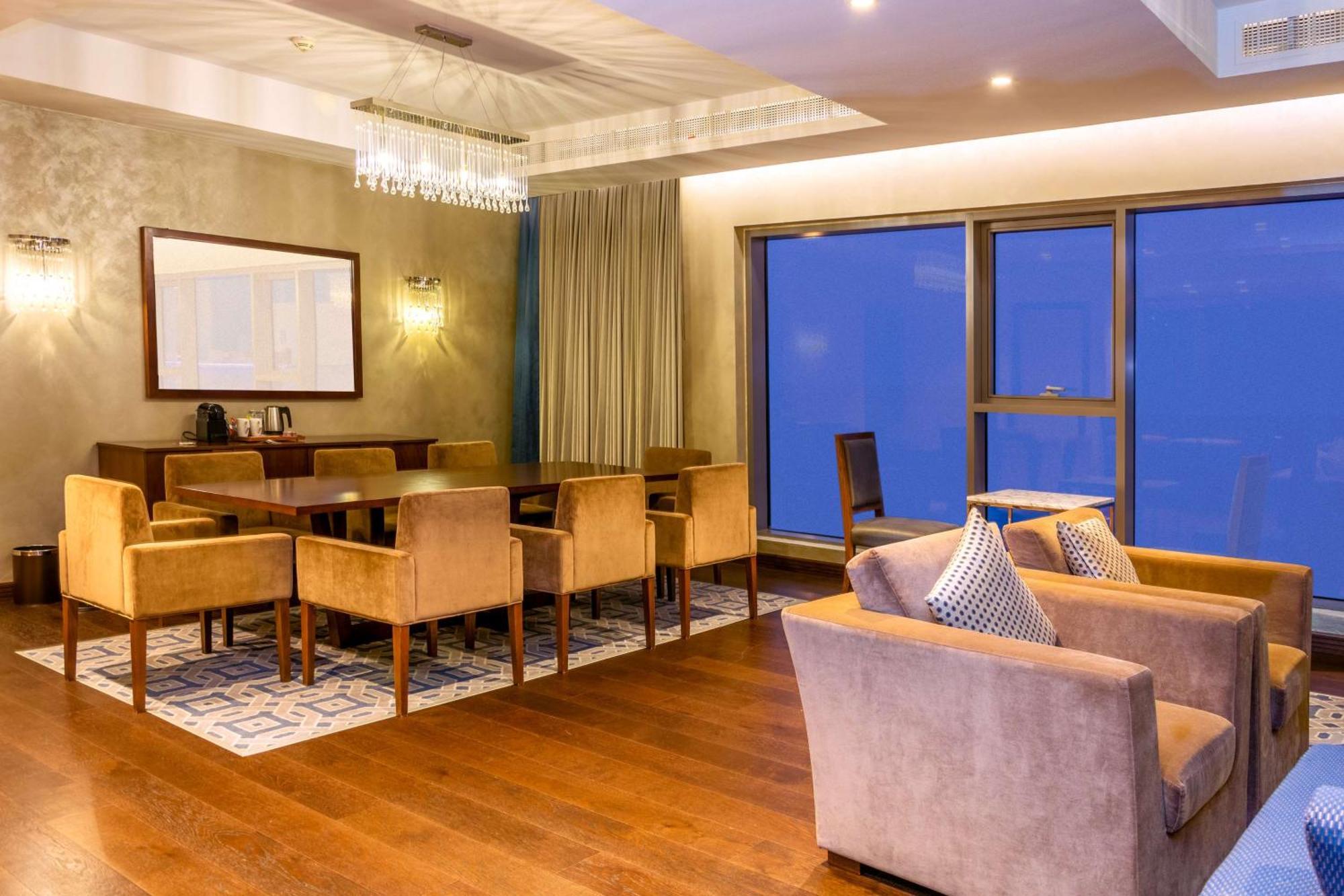 Radisson Blu Hotel & Resort, Sohar Ngoại thất bức ảnh Club Lounge at the 39th floor