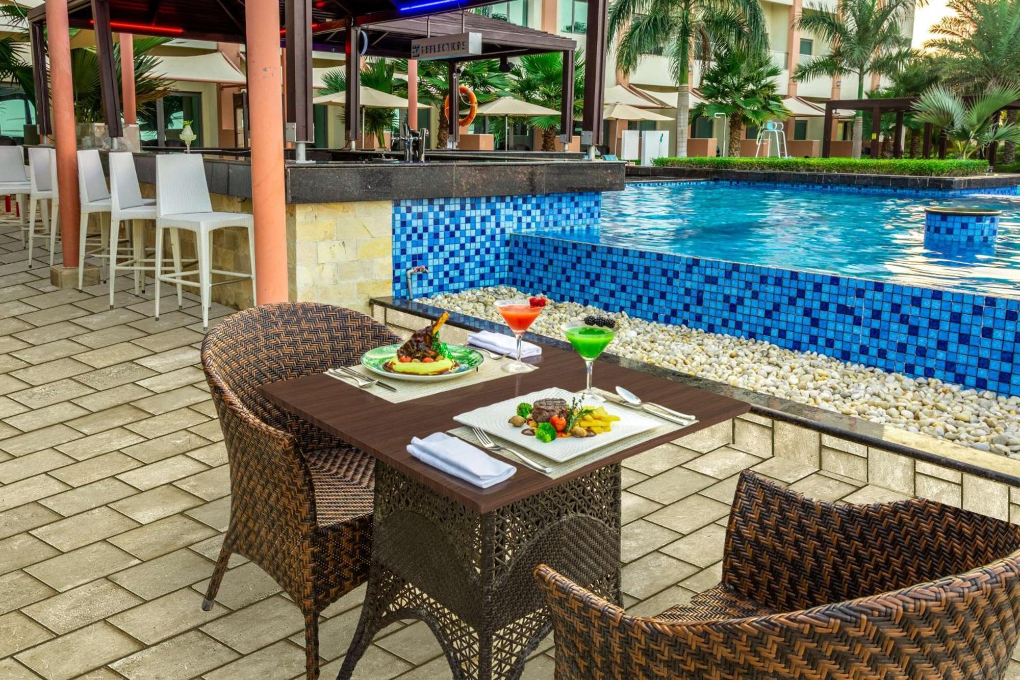 Radisson Blu Hotel & Resort, Sohar Ngoại thất bức ảnh The swimming pool at the hotel