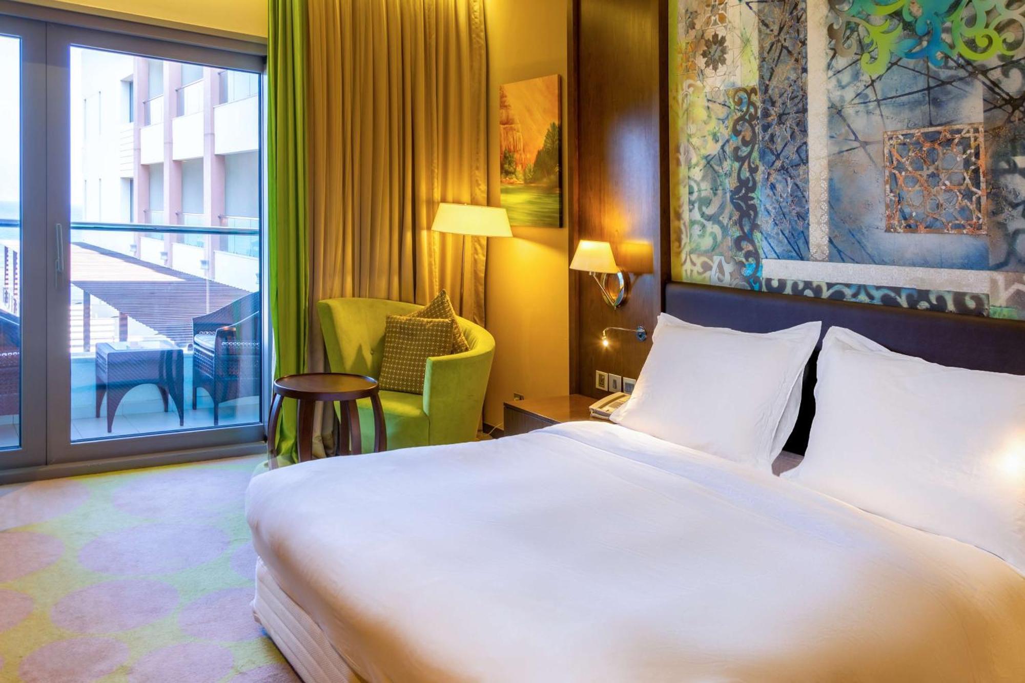 Radisson Blu Hotel & Resort, Sohar Ngoại thất bức ảnh A room at the hotel