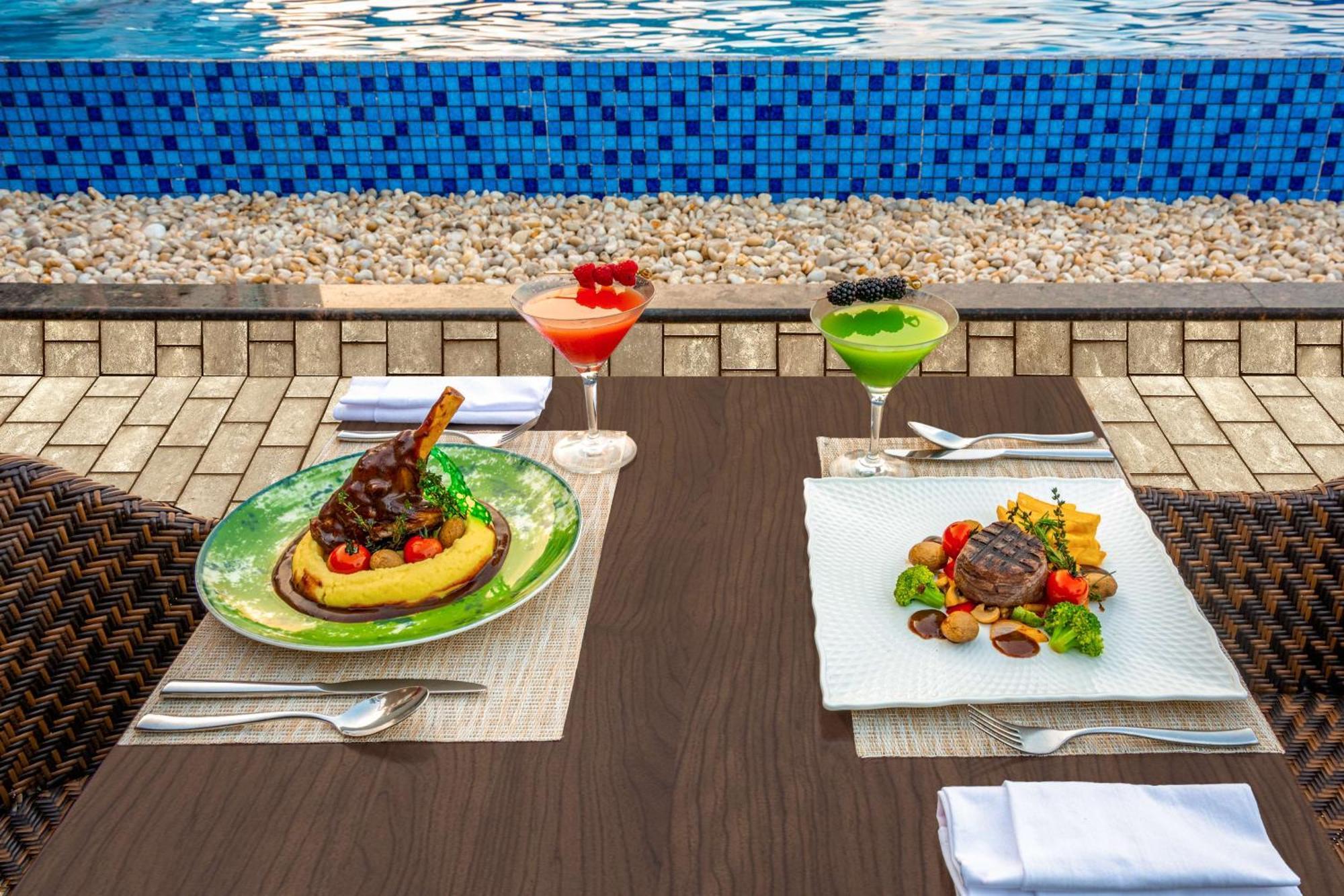 Radisson Blu Hotel & Resort, Sohar Ngoại thất bức ảnh A meal at the poolside