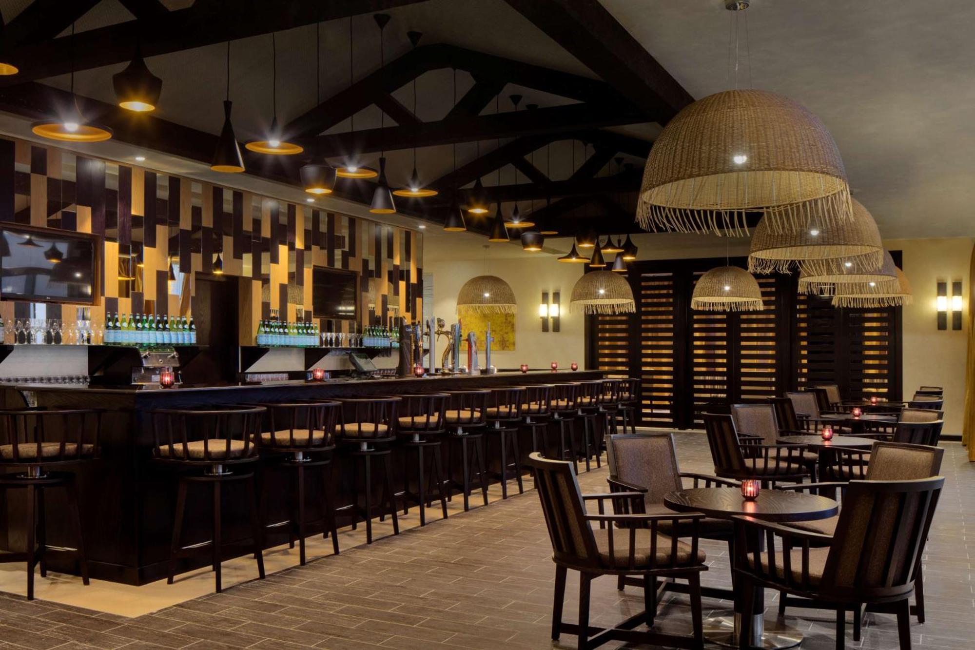Radisson Blu Hotel & Resort, Sohar Ngoại thất bức ảnh The bar at the hotel