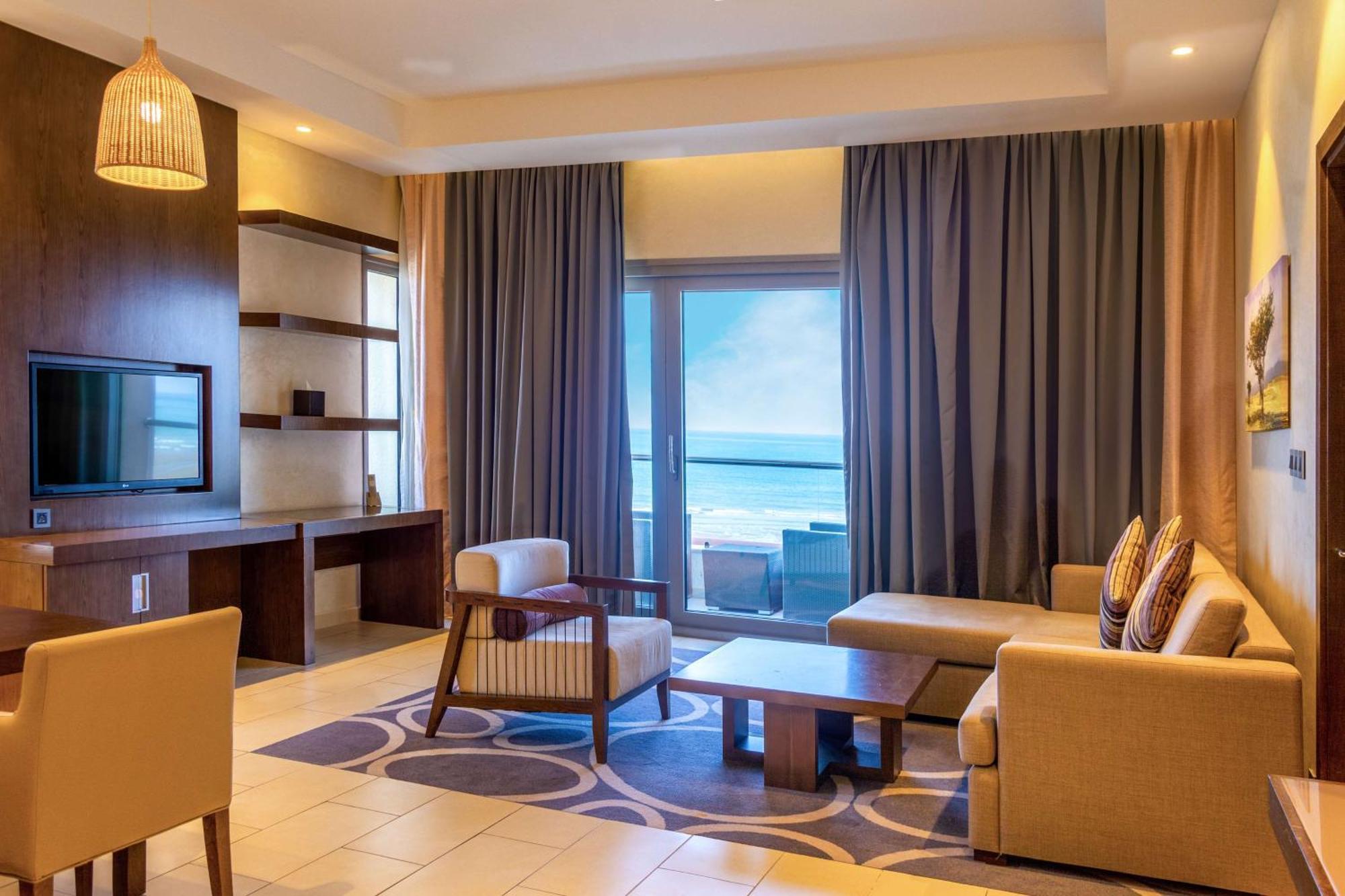 Radisson Blu Hotel & Resort, Sohar Ngoại thất bức ảnh A living room at the hotel