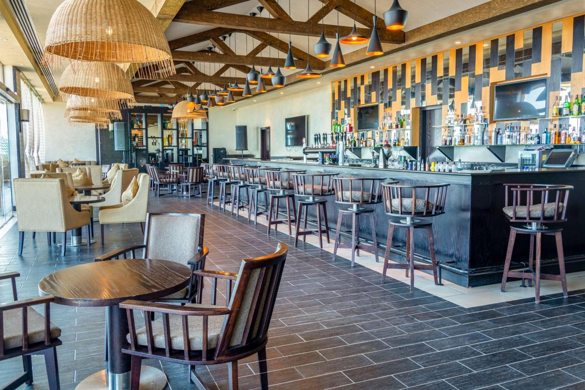 Radisson Blu Hotel & Resort, Sohar Ngoại thất bức ảnh The bar at the lounge