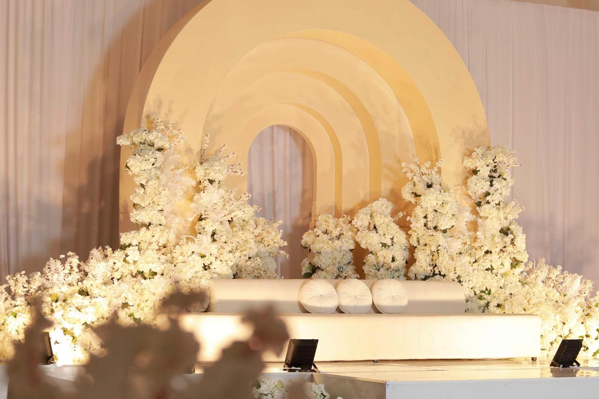 Radisson Blu Hotel & Resort, Sohar Ngoại thất bức ảnh A modern Malay wedding dais